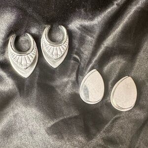Two pairs of 9/16 or 14 mm size gauge saddle and teardrop style silver plugs